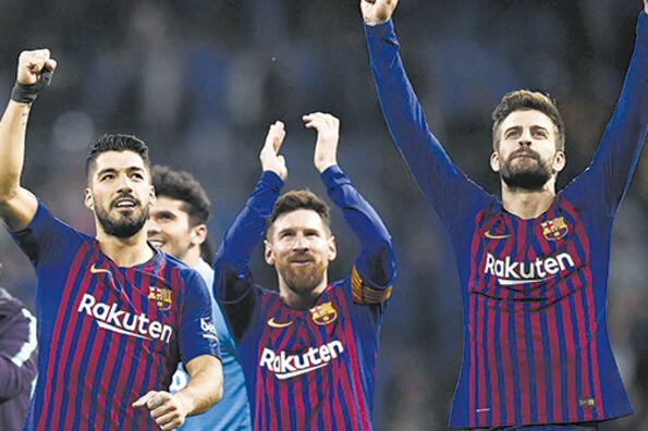 Lionel Messi, Luis Suárez y Gerard Piqué festejan en el Bernabéu.