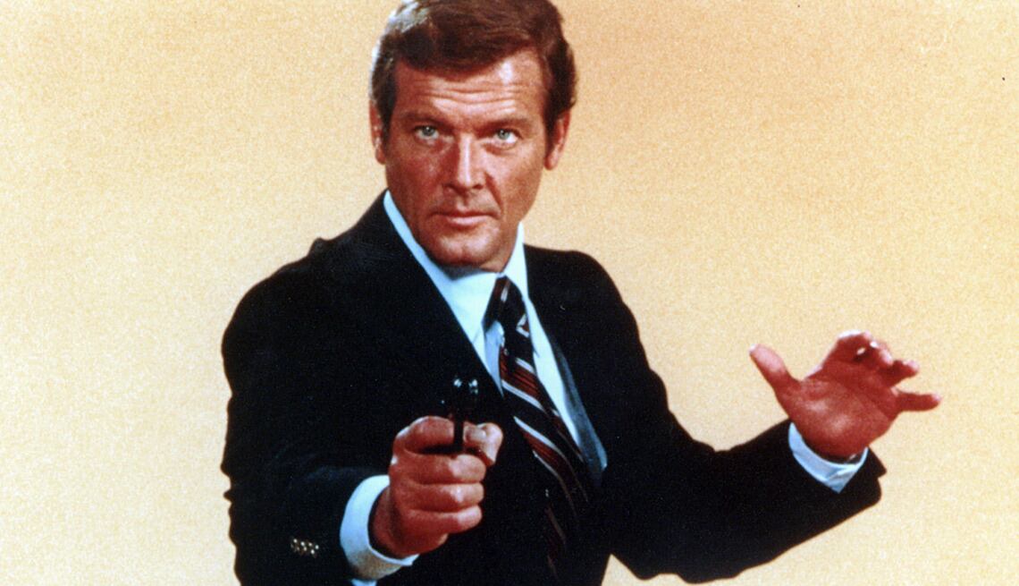 Una de las pistolas de James Bond robadas fue usada por Roger Moore en la famosa escena de la Torre Eiffel.