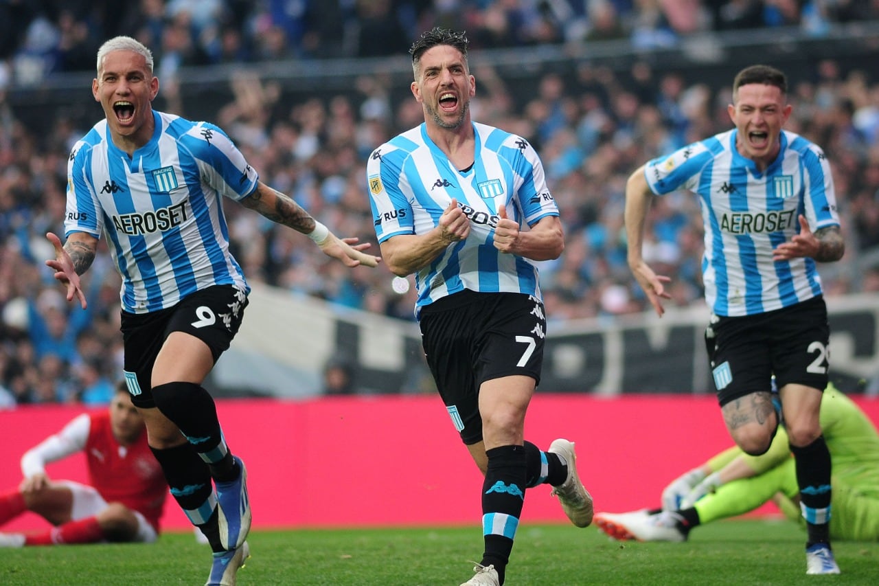 Hauche festeja su golazo junto a Copetti y Moreno. Tarde soñada del 7