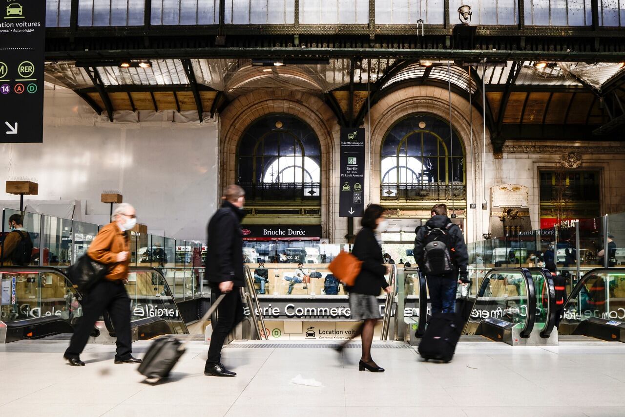 Las estaciones de tren, como la de Lyon, verán restringido el traslado de pasajeros hacia o provenientes de Reino Unido.