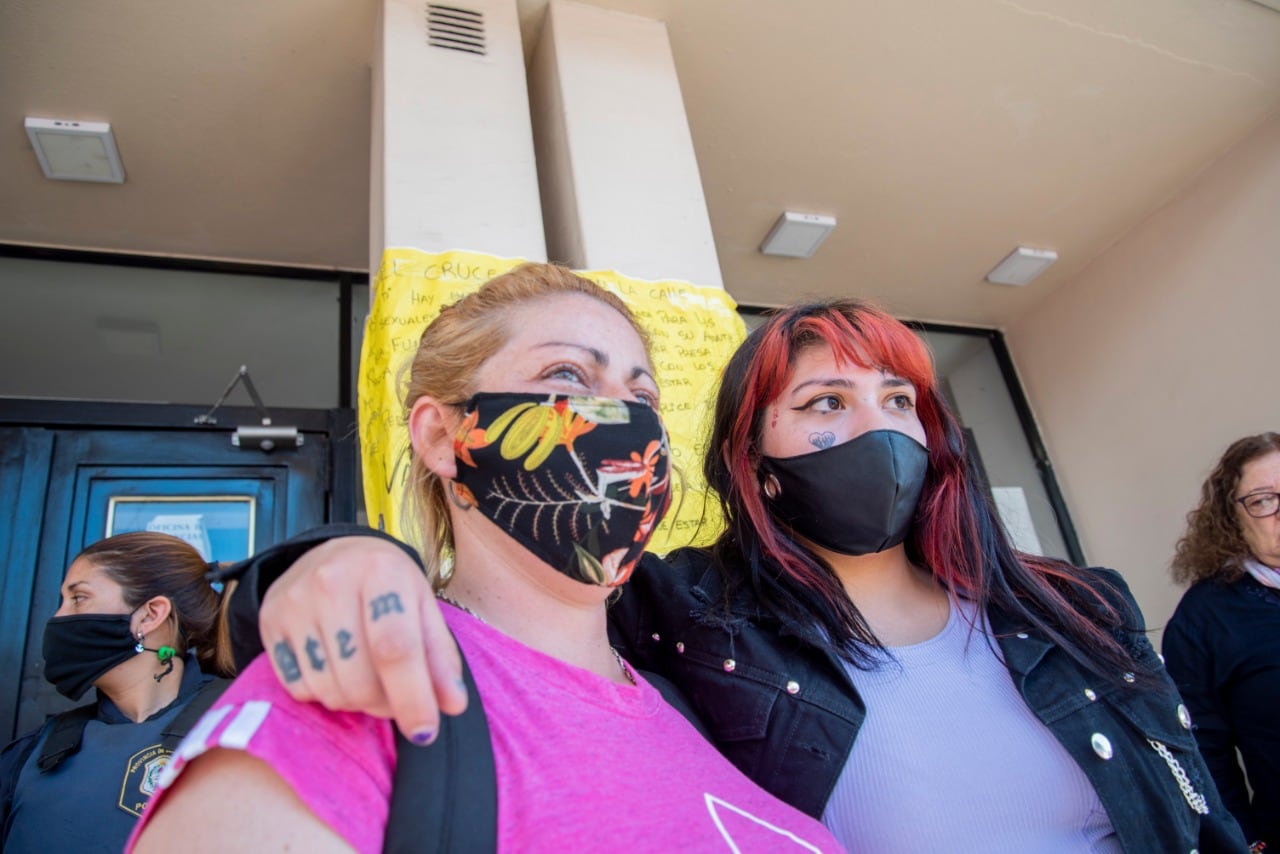 Paula Blanco y Brenda Acuña en el Tribunal N°2 de Quilmes luego de escuchar la sentencia contra el ex concejal que las explotó sexualmente.