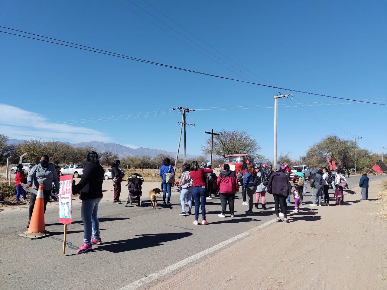 Sobre el cruce de la ruta nacional 40 y la ruta provincial 44