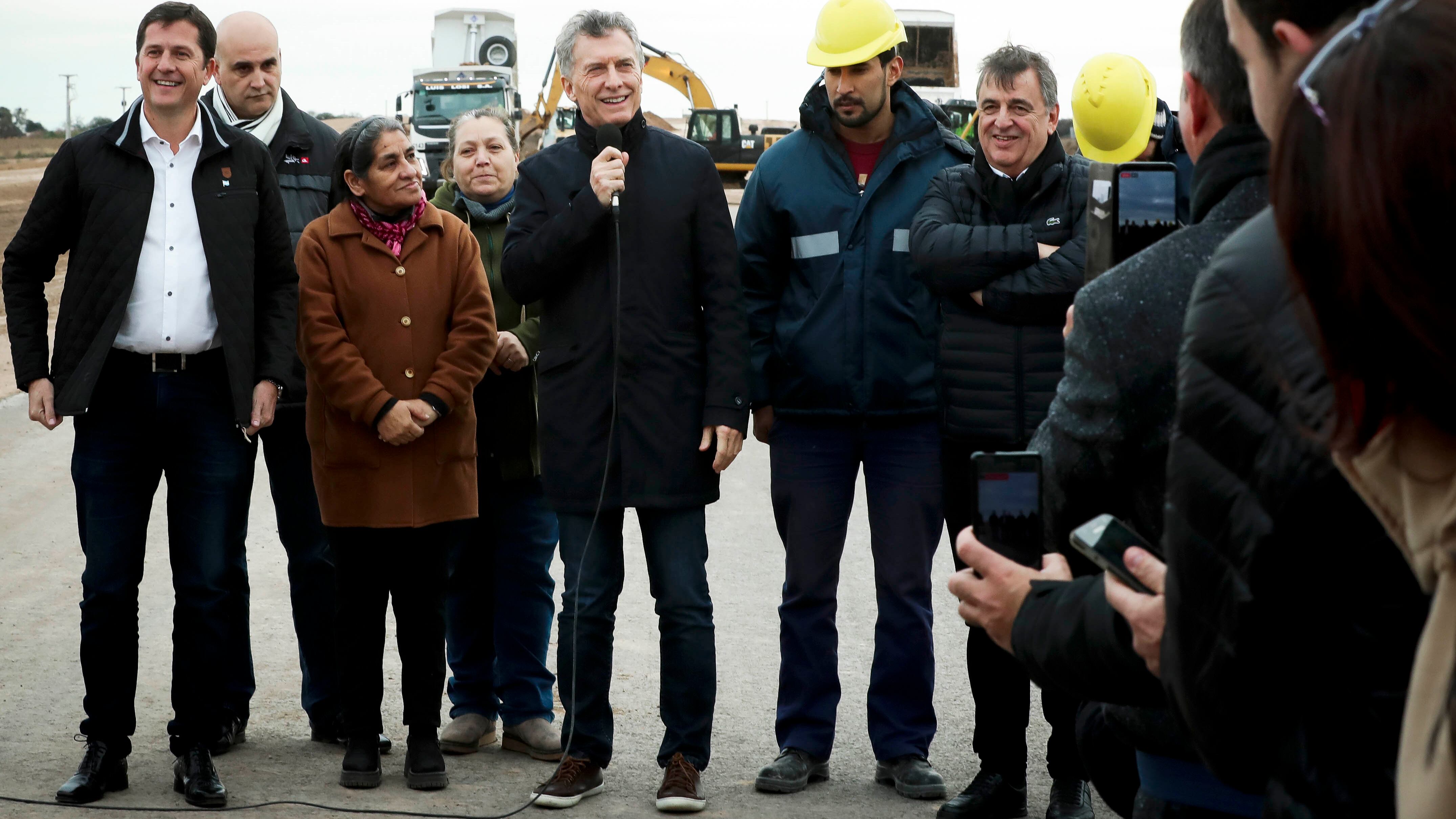 Mauricio Macri en su recorrida por las obras de la autovía ruta nacional 19, en Arroyito, Córdoba.