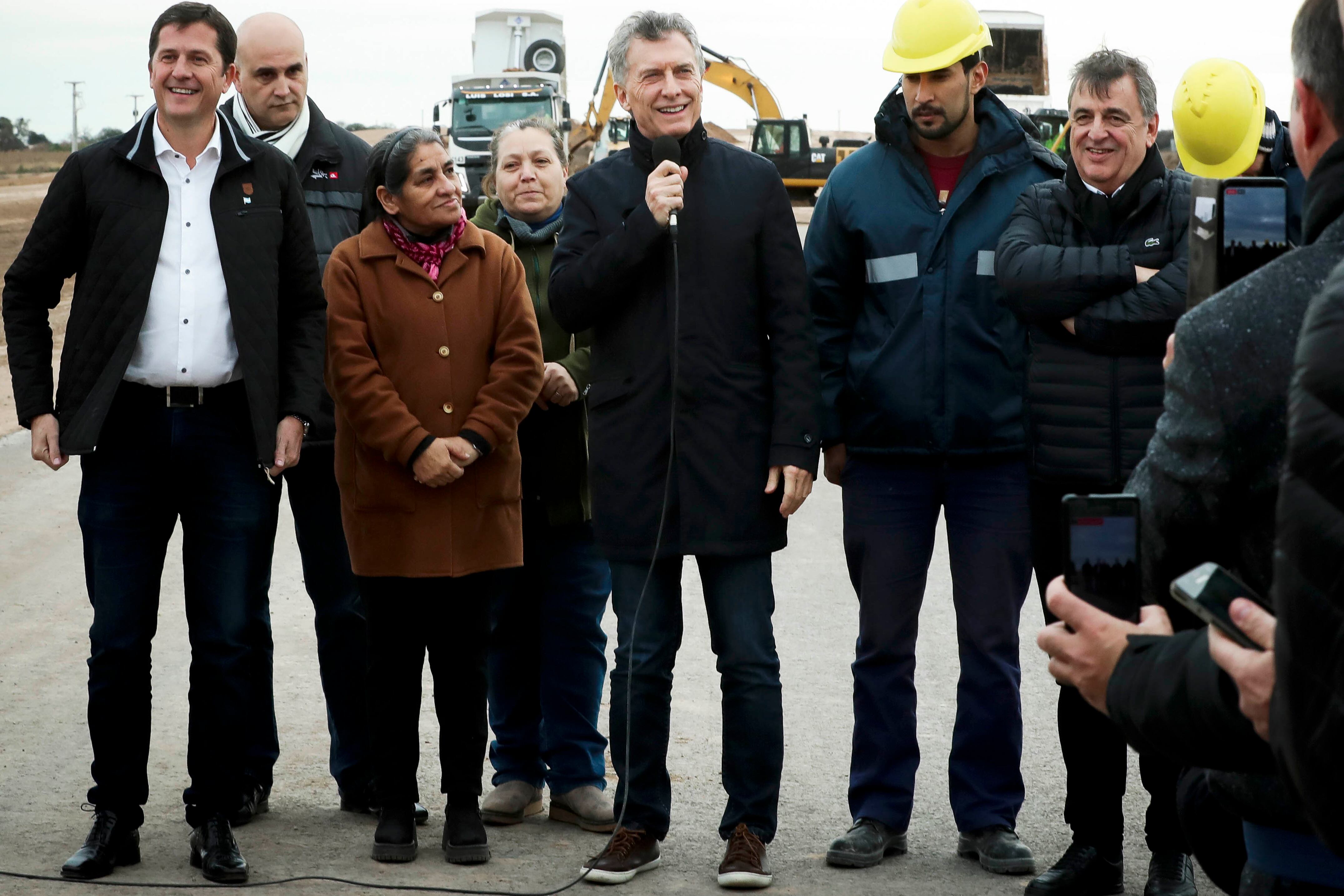 Mauricio Macri en su recorrida por las obras de la autovía ruta nacional 19, en Arroyito, Córdoba.
