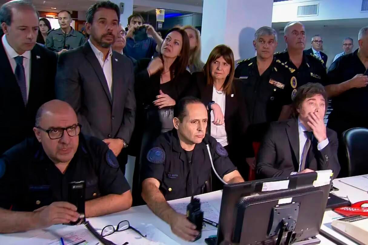 En un hecho inédito, el presidente Javier Milei siguió el operativo desde el Departamento Central de Policía.