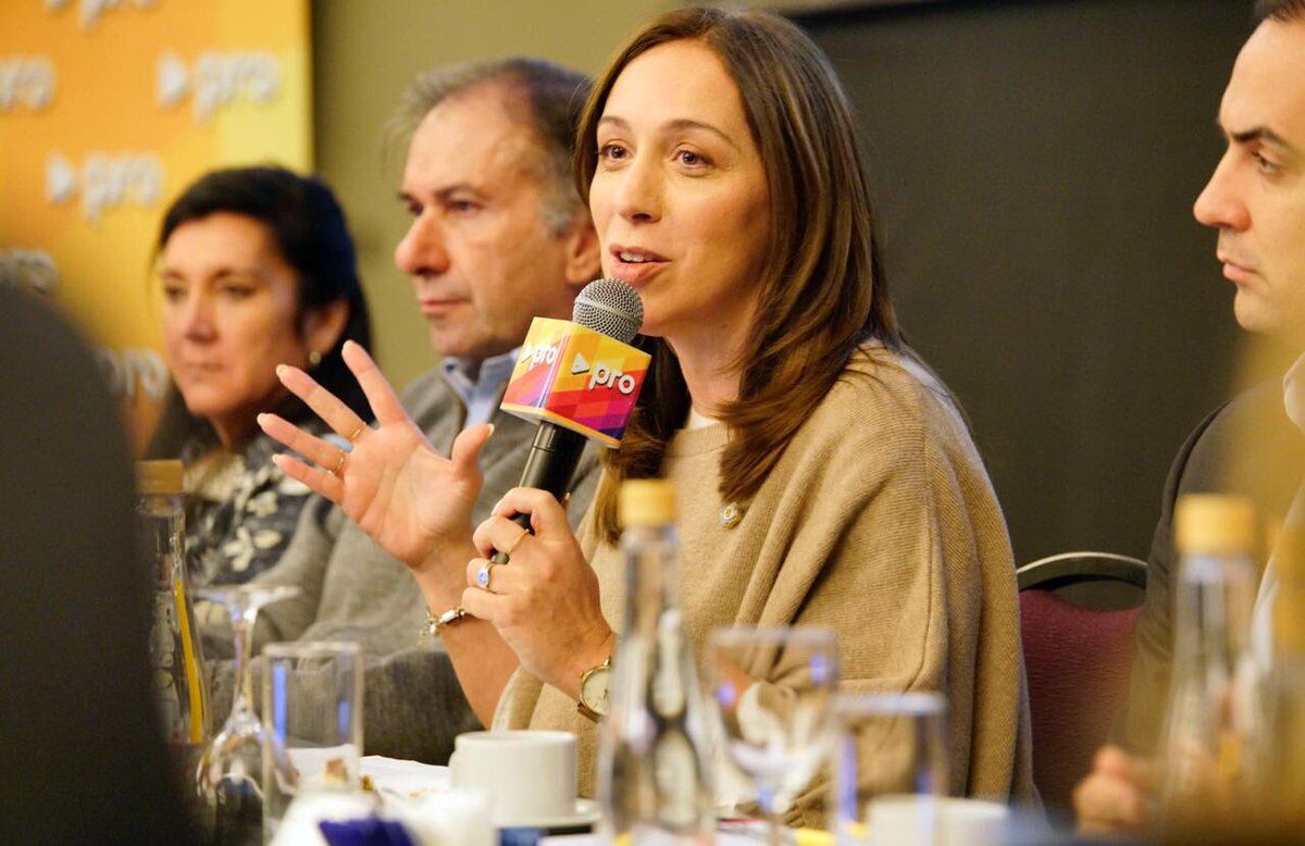 María Eugenia Vidal y detrás Humberto Schiavoni.