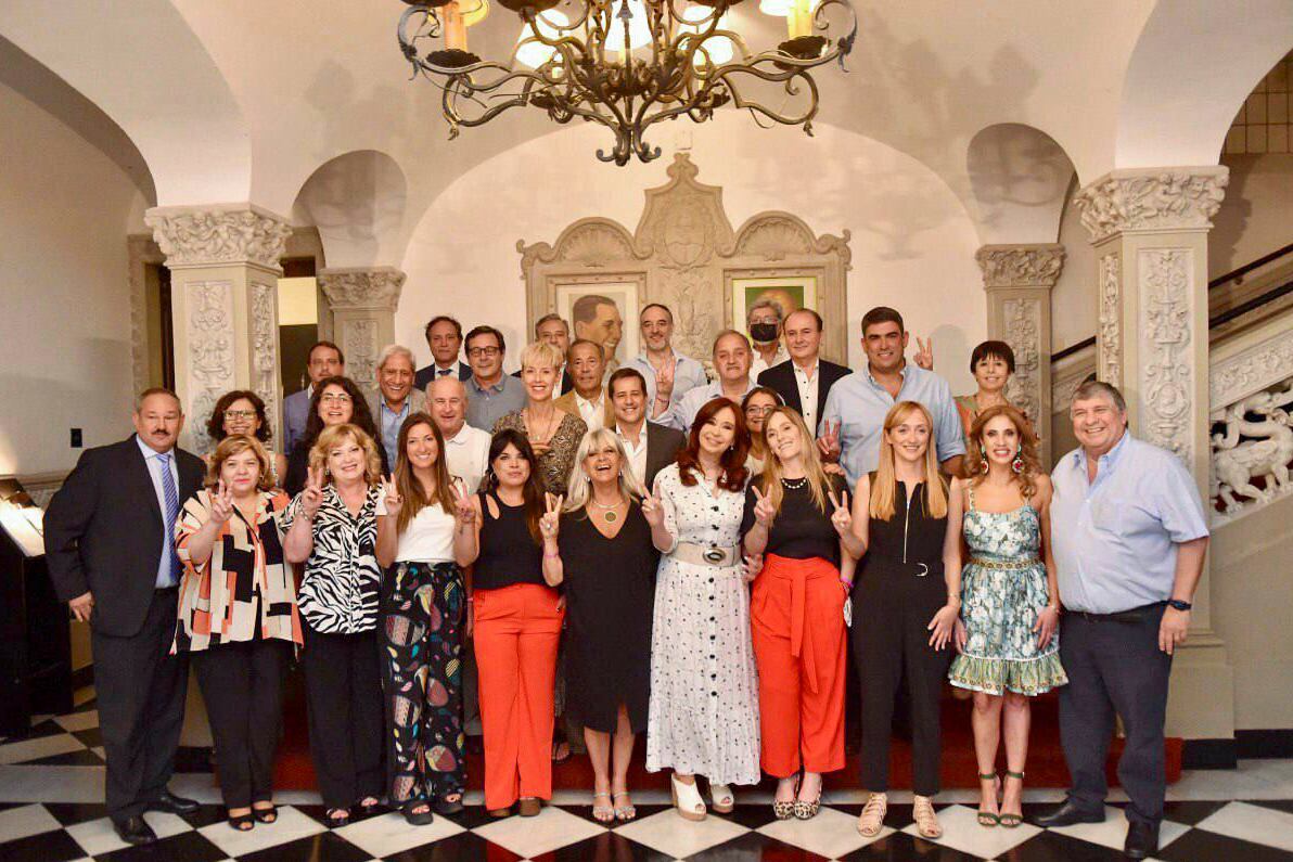 Cristina Kirchner con los senadores del Frente de Todos.