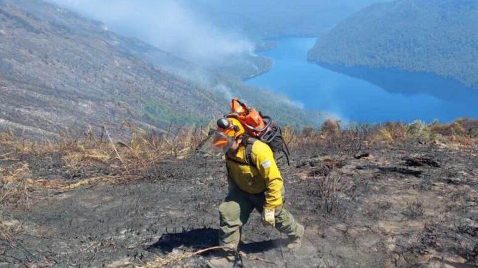 En Bariloche persisten los incendios que afectan las zonas aledañas a los lagos Martin y Steffen.
