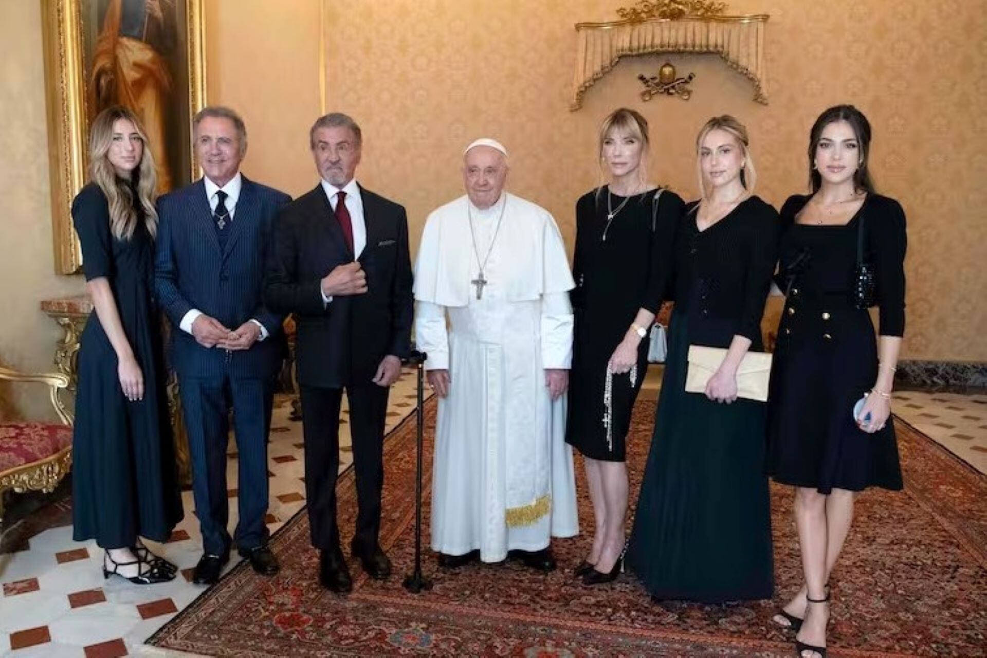 La familia de Stallone en pleno junto al Papa Francisco, en el Vaticano.