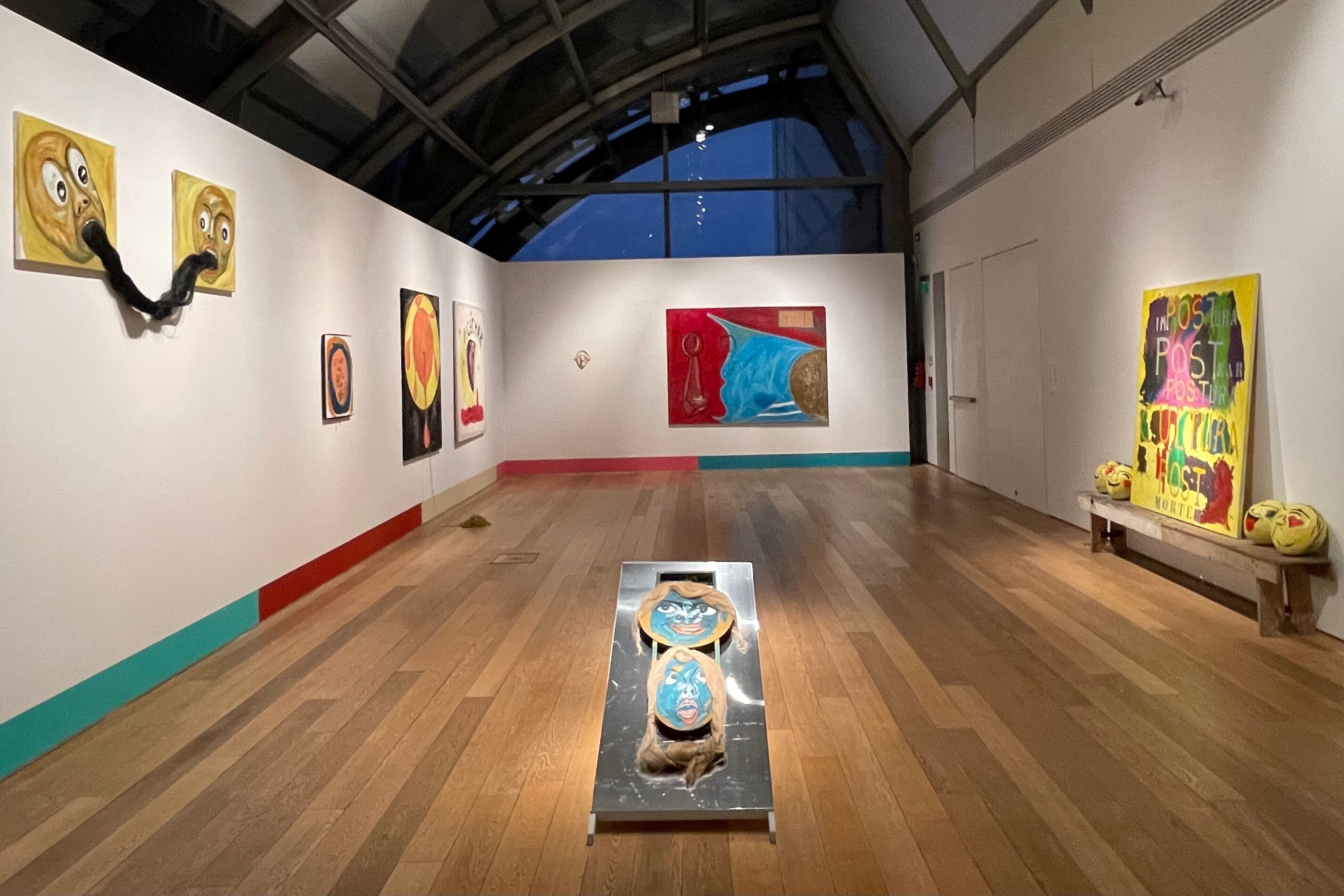 Vista parcial de la exposición de Gustavo Marrone en la Colección Fortabat. Abajo: Retratos de G. Marrone en la Galería Ruth Benzacar.