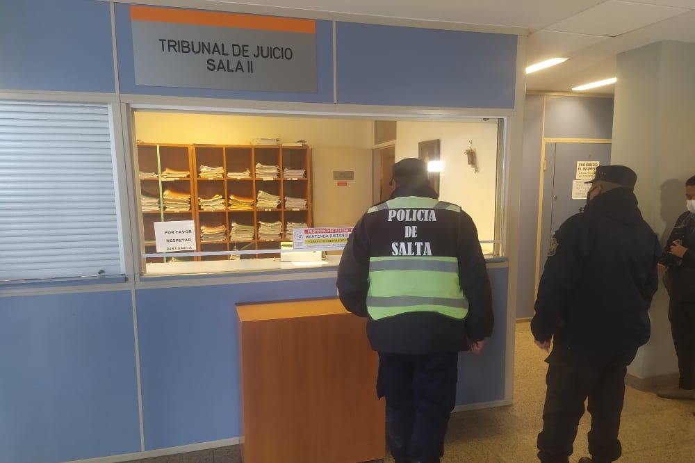 Policías esperando el término de la audiencia para custodiar a Cornejo.