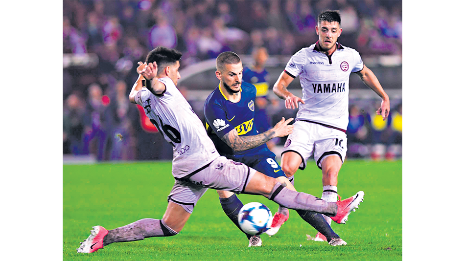 n Darío Benedetto maniobra ante la doble marca de Di Plácido y Rojas. El de Boca terminó definiendo el partido cerca del final.