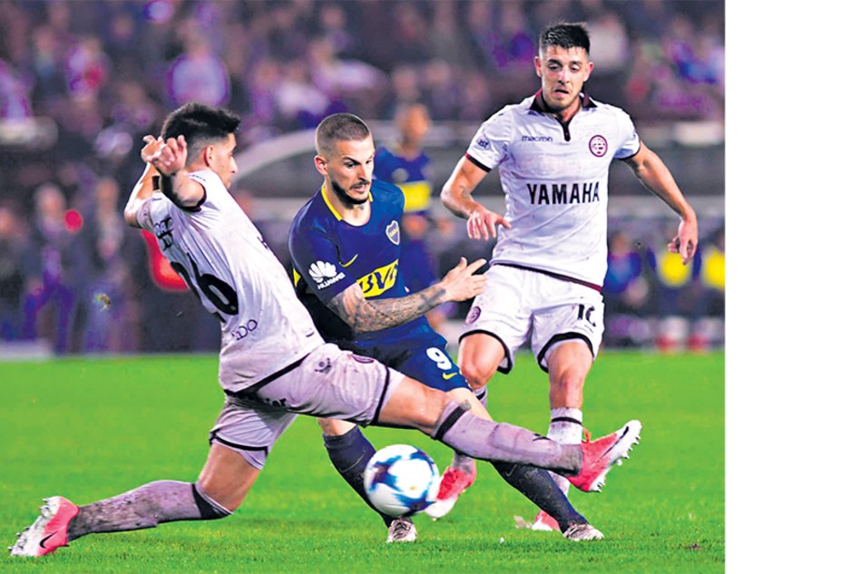 n Darío Benedetto maniobra ante la doble marca de Di Plácido y Rojas. El de Boca terminó definiendo el partido cerca del final.