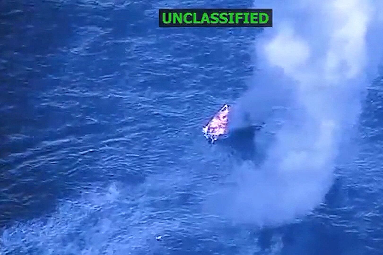 Una captura de pantalla compartida por EE.UU. en X muestra el momento del ataque a una lancha cerca de Venezuela