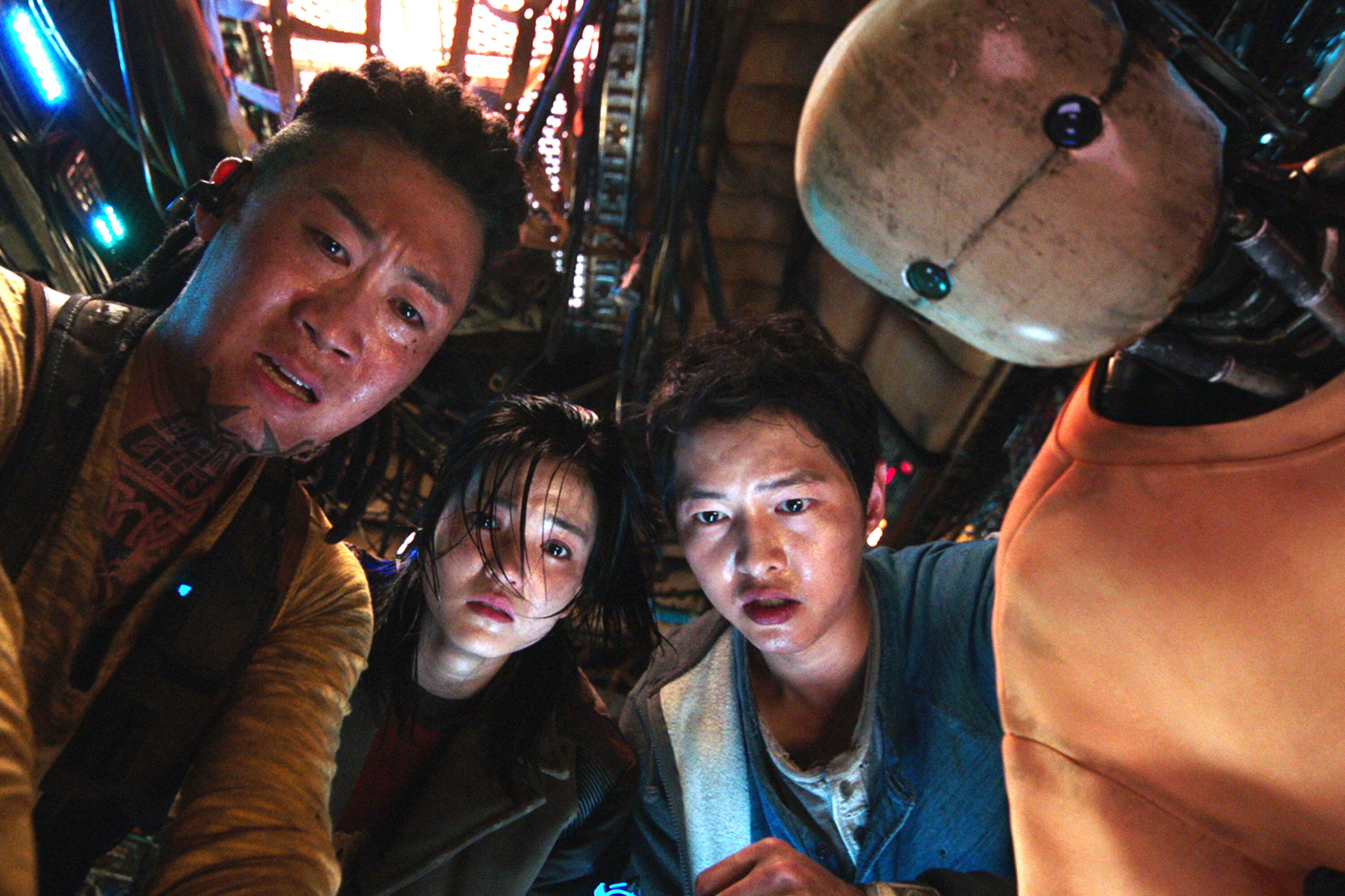 La combustión de ciencia ficción con melodrama, acción y comedia funciona de manera eficiente.