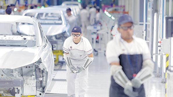 La industria encabeza la pérdida de empleo, pero la crisis excede al sector manufacturero.