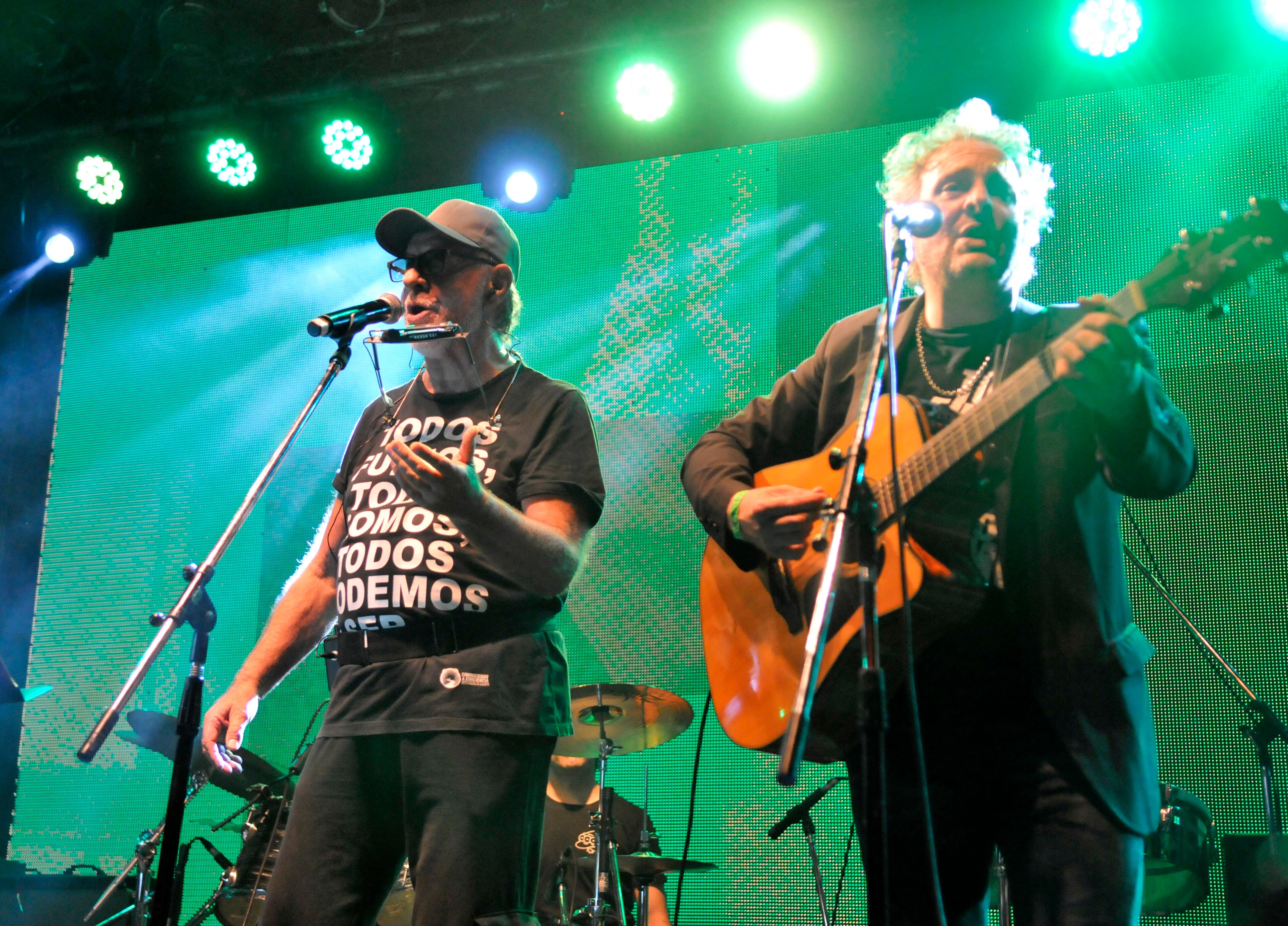 León Gieco cantó "Todas las hojas son del viento" junto a Los Tipitos.