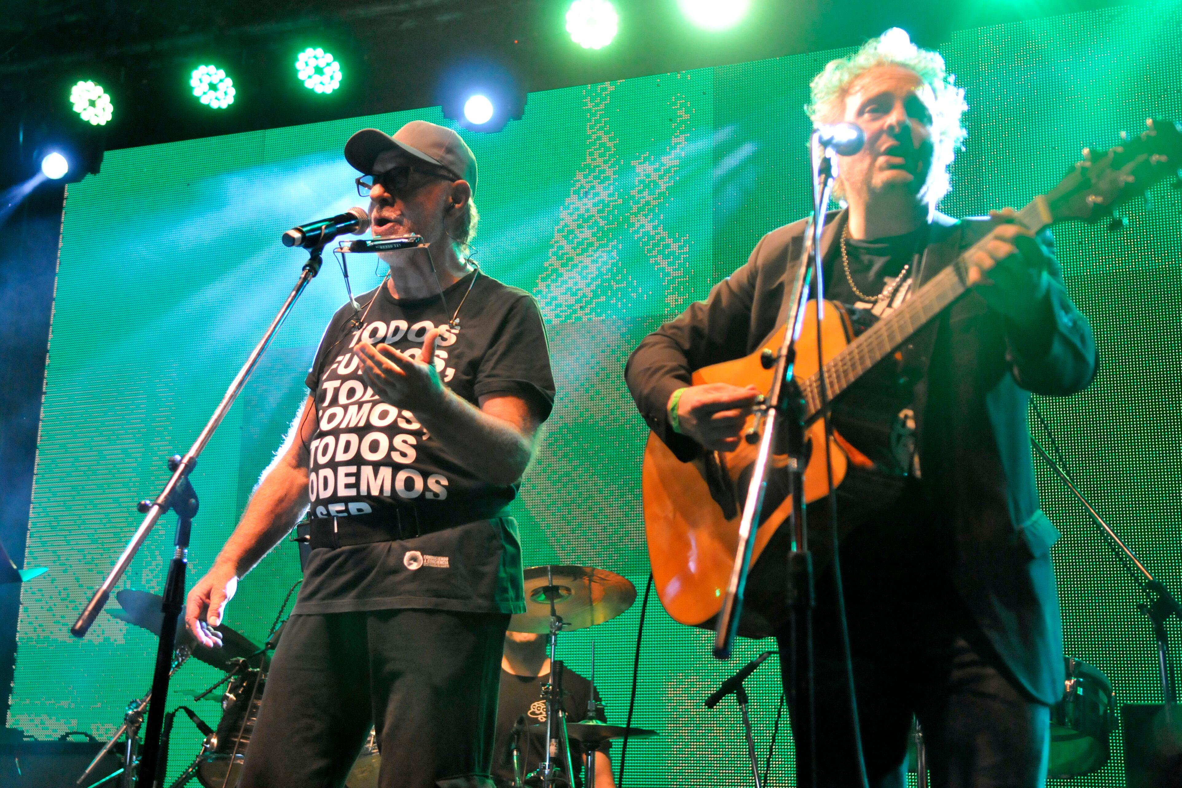 León Gieco cantó "Todas las hojas son del viento" junto a Los Tipitos.