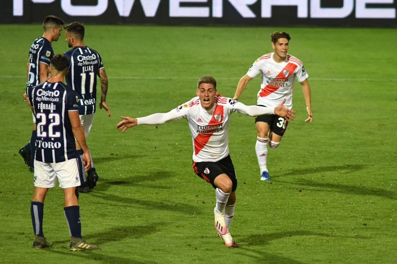 Federico Girotti festeja su gol de palomita.