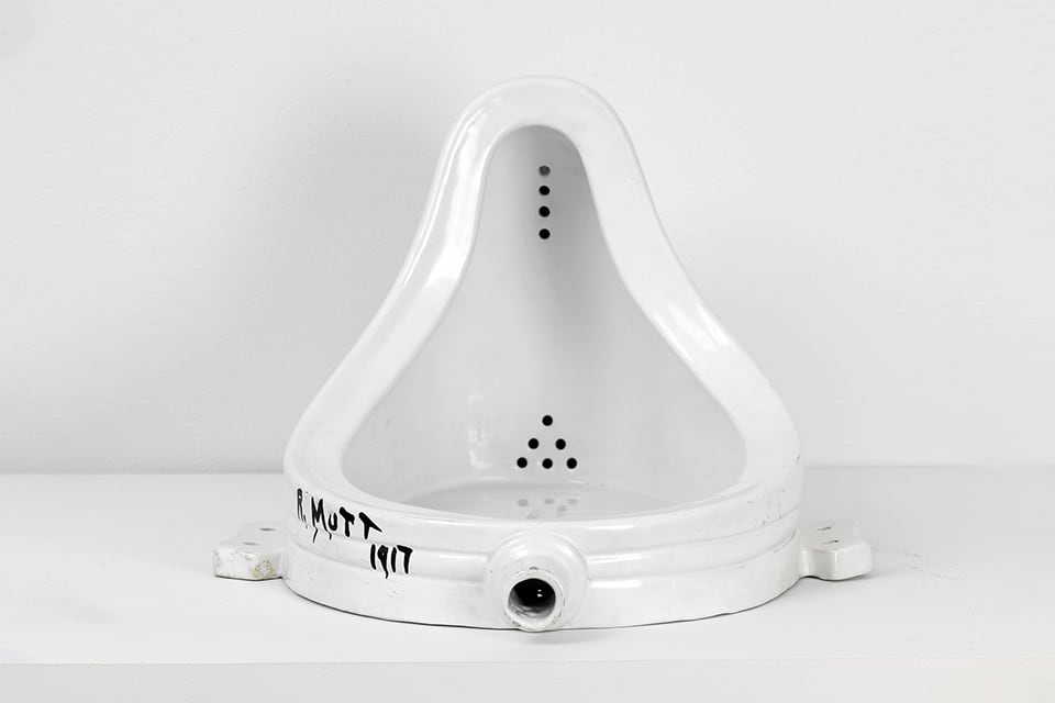 La fuente es el objeto del escándalo, que ha hecho tropezar a la historia del arte.