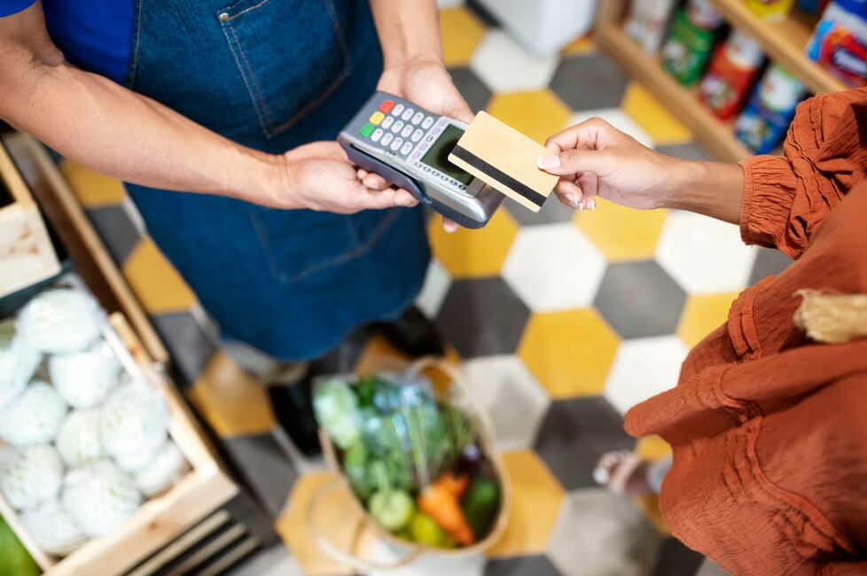 Hay más hogares que tarjetean consumos básicos.