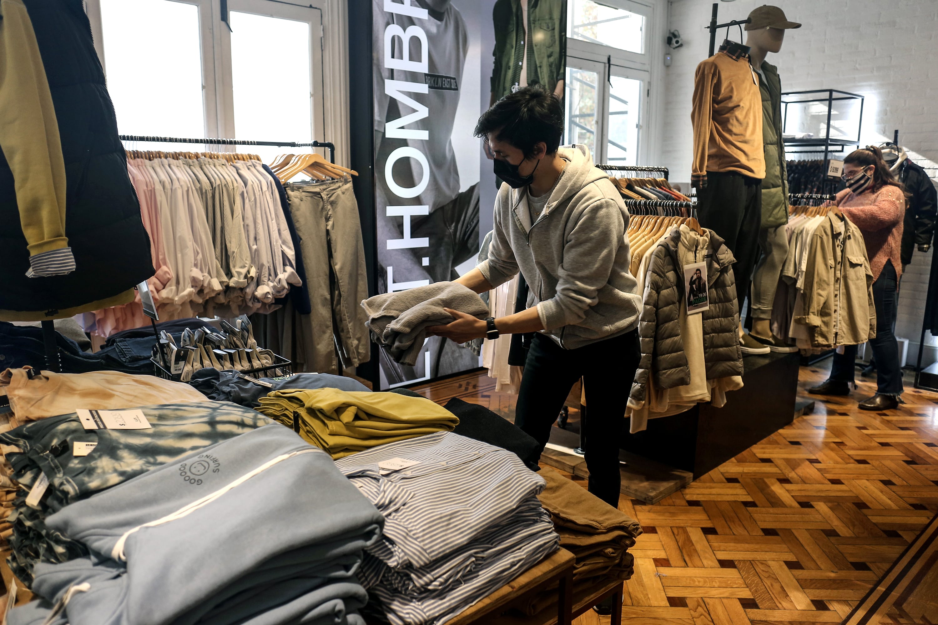 Para desincentivar las remarcaciones en los precios de la ropa, Massa dejó trascender que abriría las importaciones en el sector.