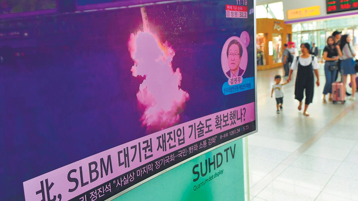 La televisión presenta un informe sobre el misil norcoreano en un shopping de Seúl, Corea del Sur.