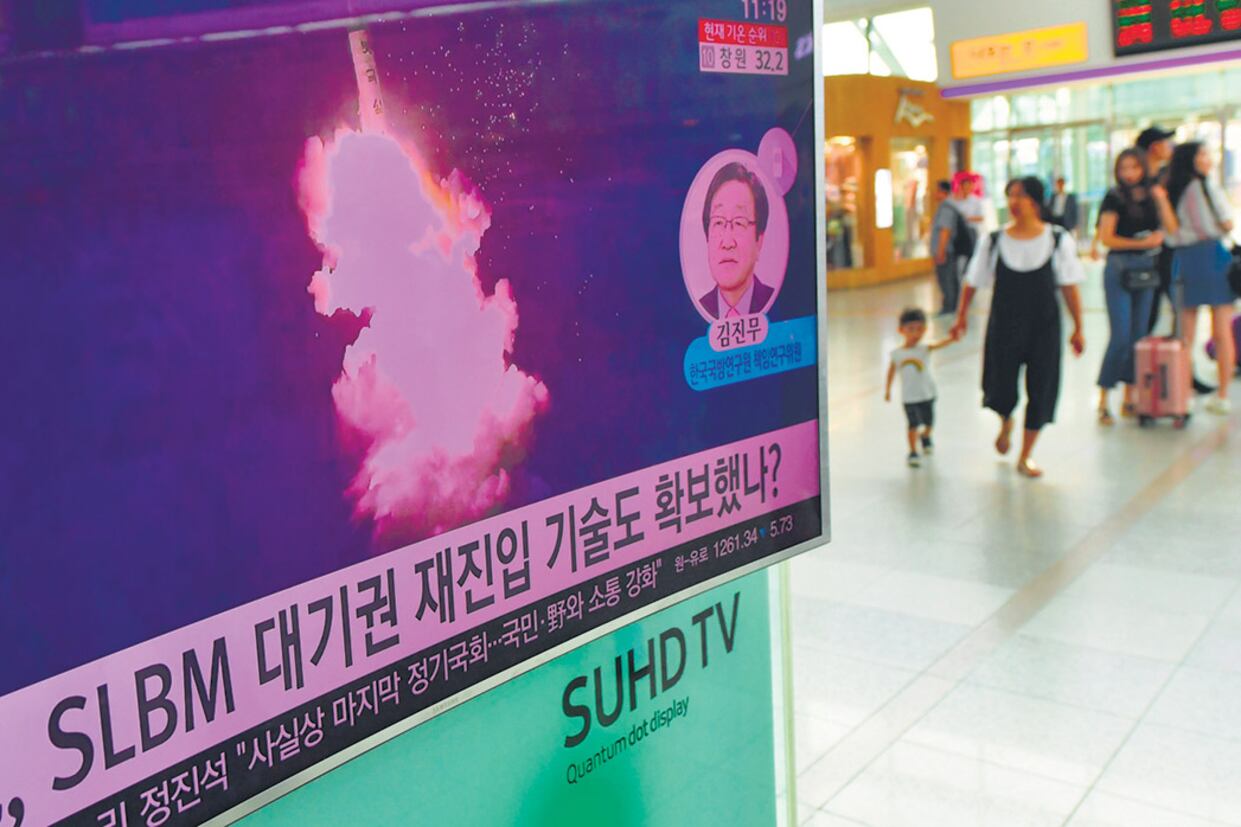 La televisión presenta un informe sobre el misil norcoreano en un shopping de Seúl, Corea del Sur.