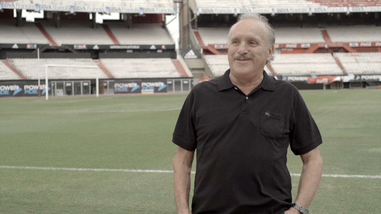 Deudora del formato televisivo, la película entrevera imágenes de archivo con testimonios a cámara.