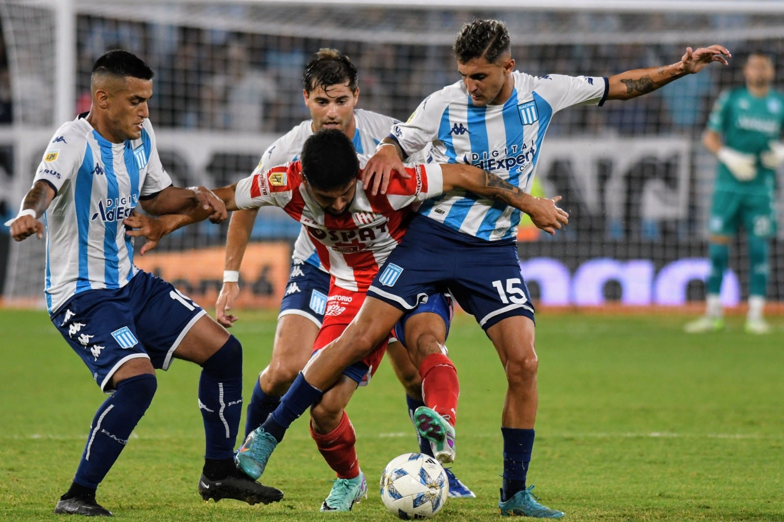 Martirena y Miranda luchan por la pelota con Luna Dialle