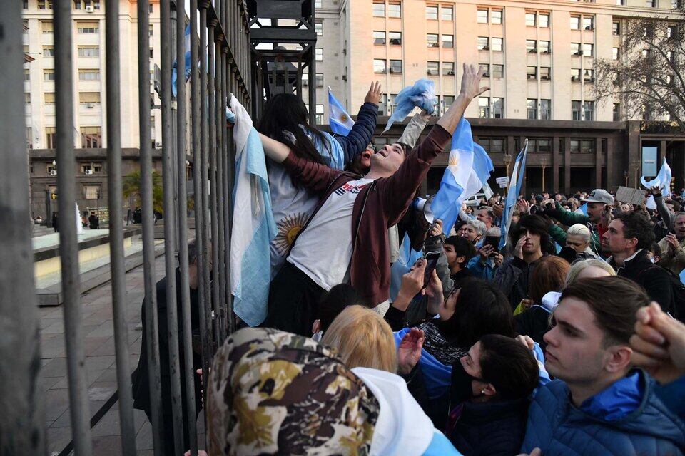 Manifestantes de Revolución Federal durante una marcha a Casa Roada