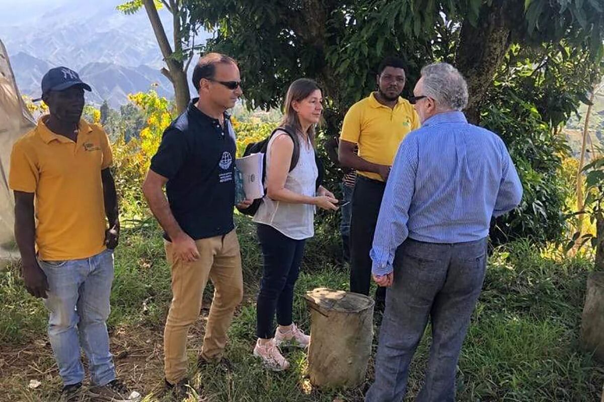 Frederic (centro) y equipo durante lamisión en Haití.