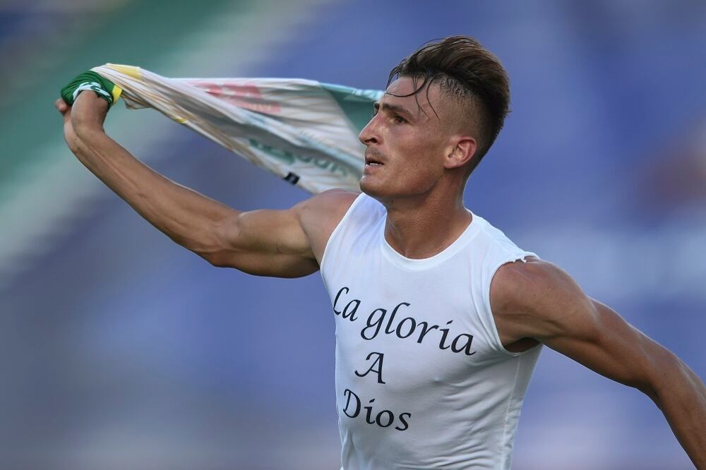 Braian Romero festeja revoleando la casa de Defensa y Justicia.
