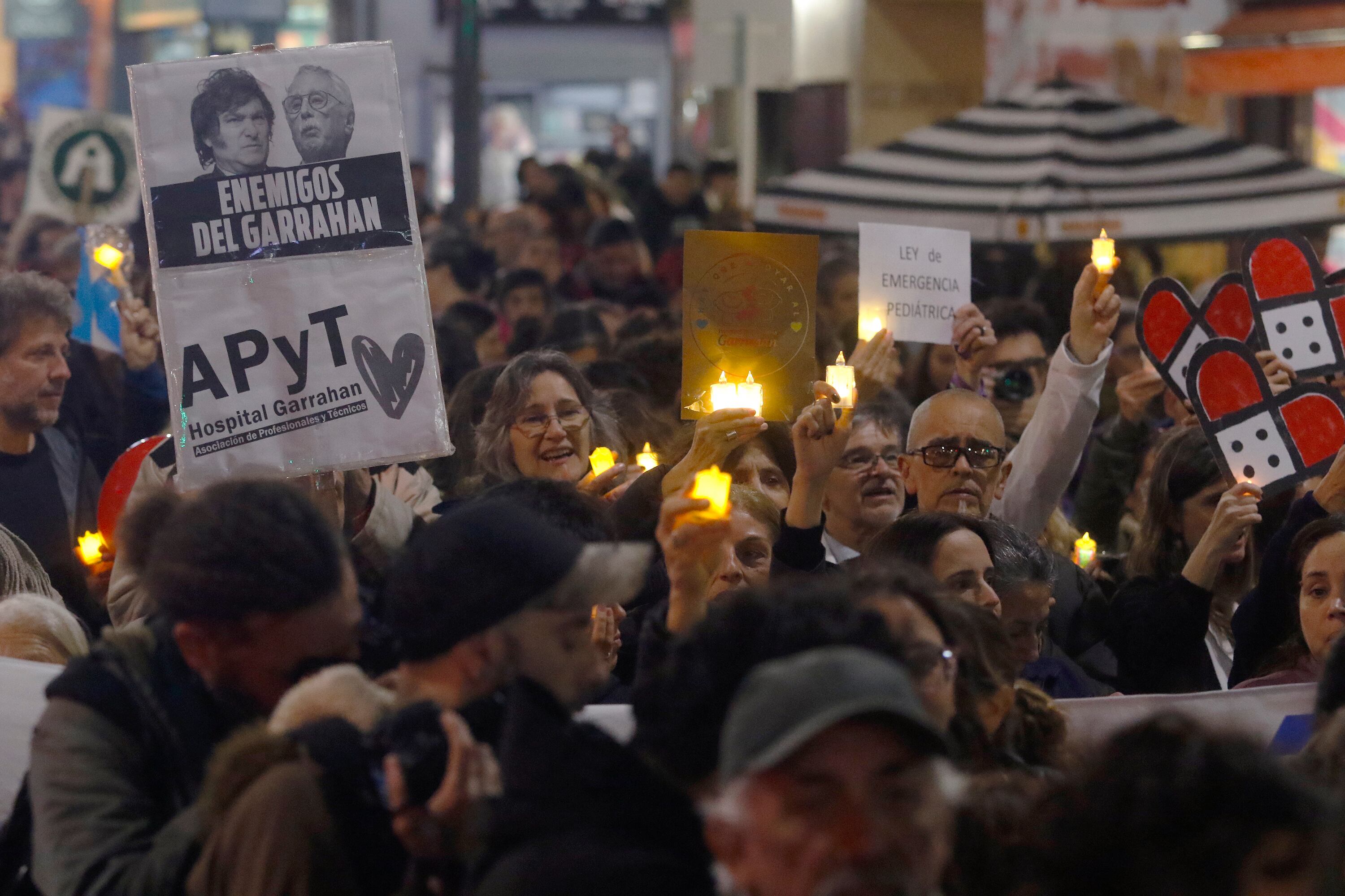 Con velas encendidas, trabajadores del Garrahan marcharon al Obelisco para denunciar el ajuste en salud y exigir salarios dignos, insumos y condiciones laborales justas