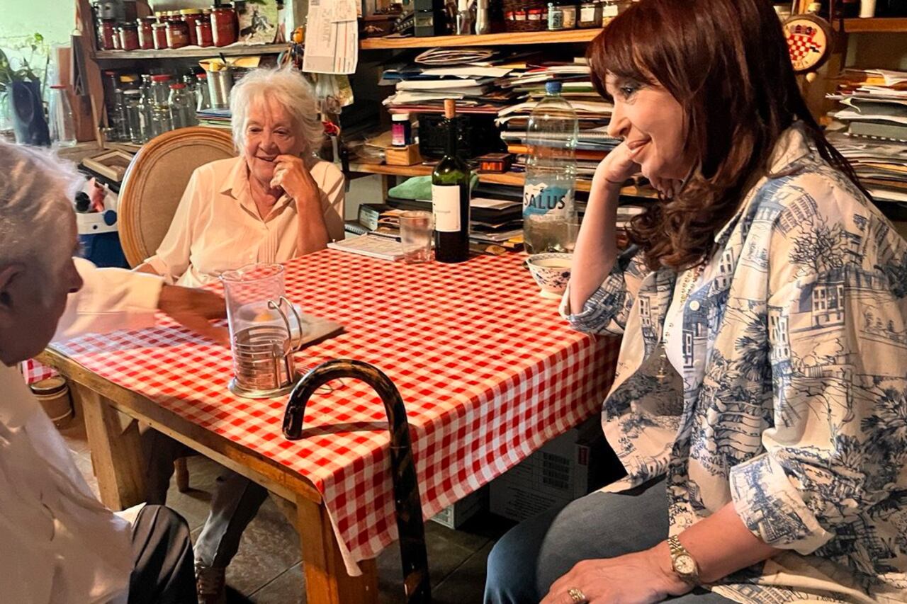 Pepe, Lucía y Cristina, una charla de militantes.