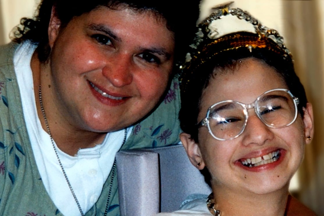 La realización de A+E explora cada uno de los ángulos de un caso extremo.