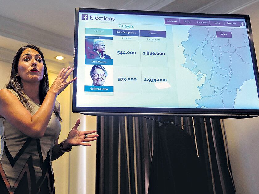 La coordinadora de una ONG electoral muestra una imagen con los dos candidatos.