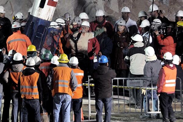 Los 33 mineros chilenos atrapados en una mina de Copiapó fueron rescatados el 13 de octubre de 2010 tras haber pasado 68 días bajo tierra a 720 metros de profundidad.