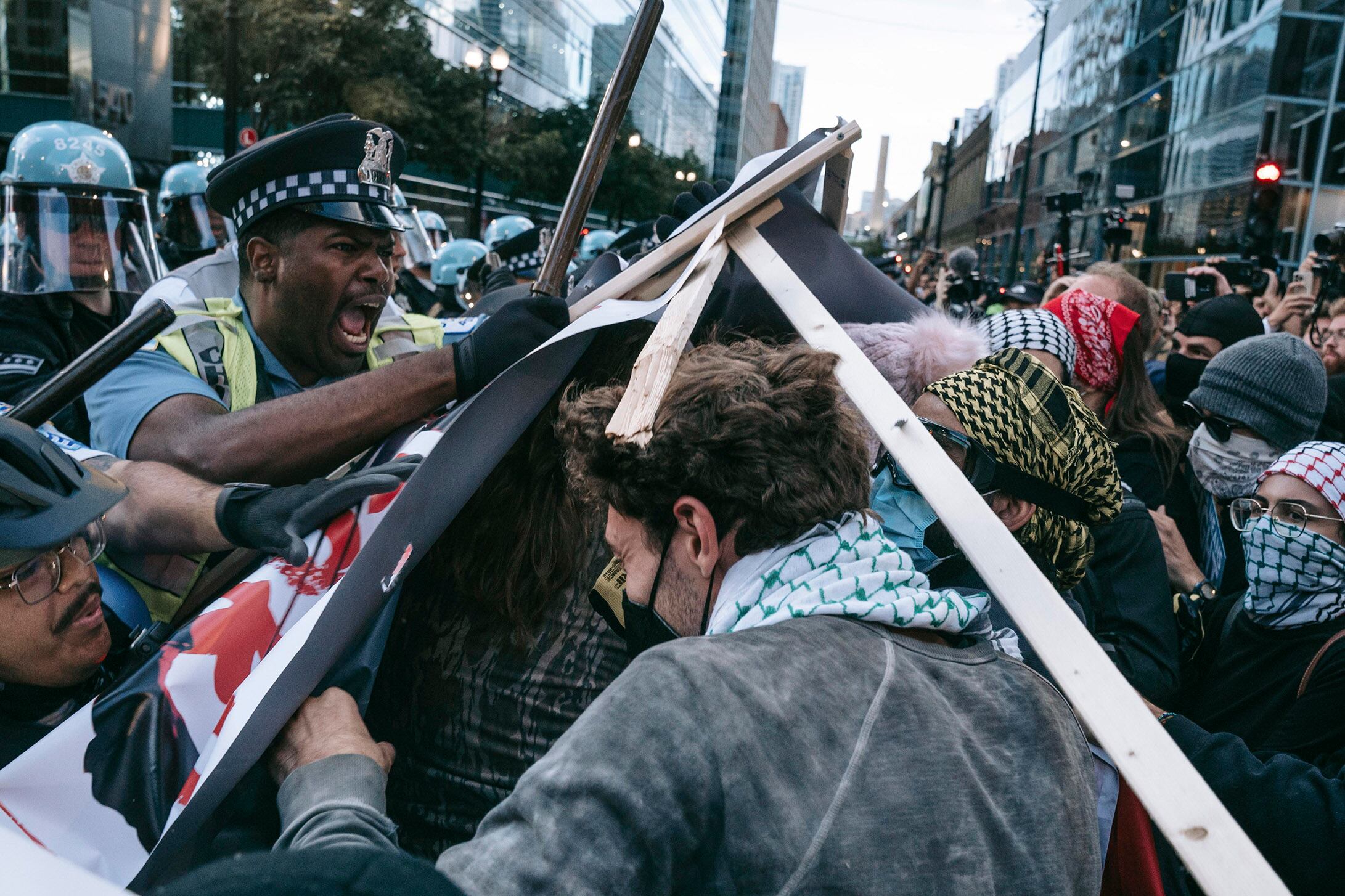 Manifestantes propalestina forcejean con policías en la entrada a la convención demócrata.