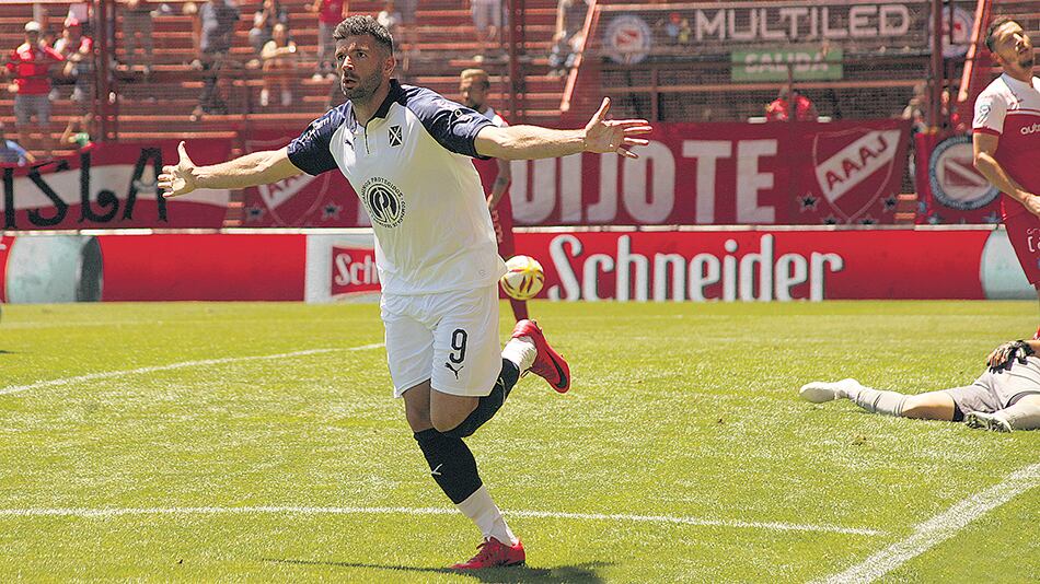 Gigliotti festeja uno de los dos goles que hizo ayer por la mañana en La Paternal.