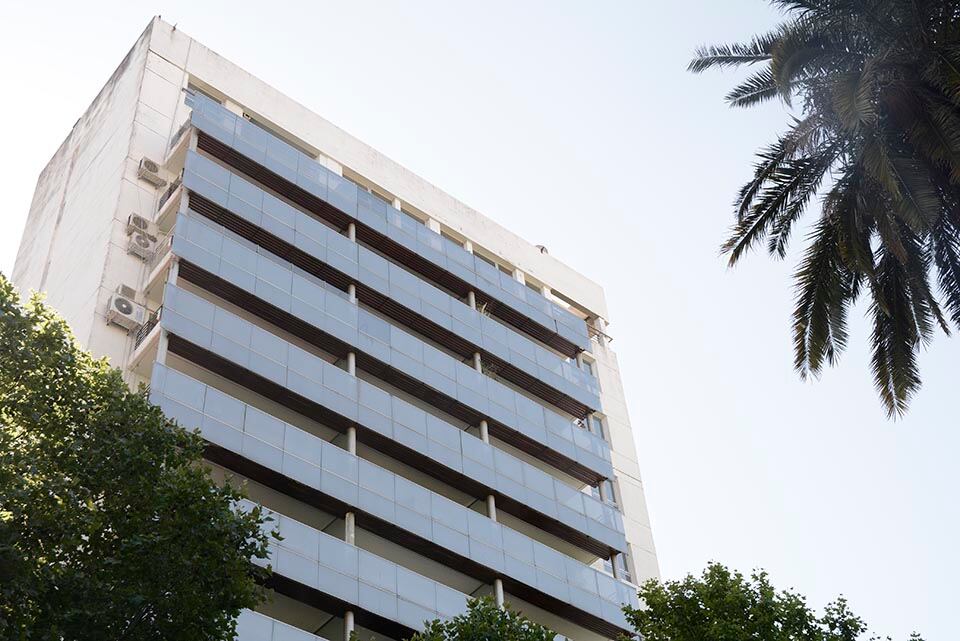 Le decomisaron un departamento en este edificio de Oroño al 400.