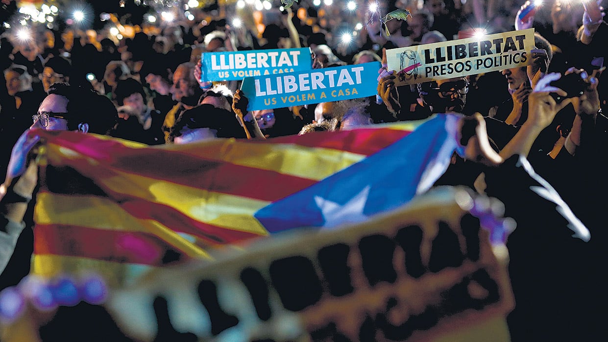 Manifestantes piden la liberación de los ocho depuestos funcionarios del gobierno catalán.