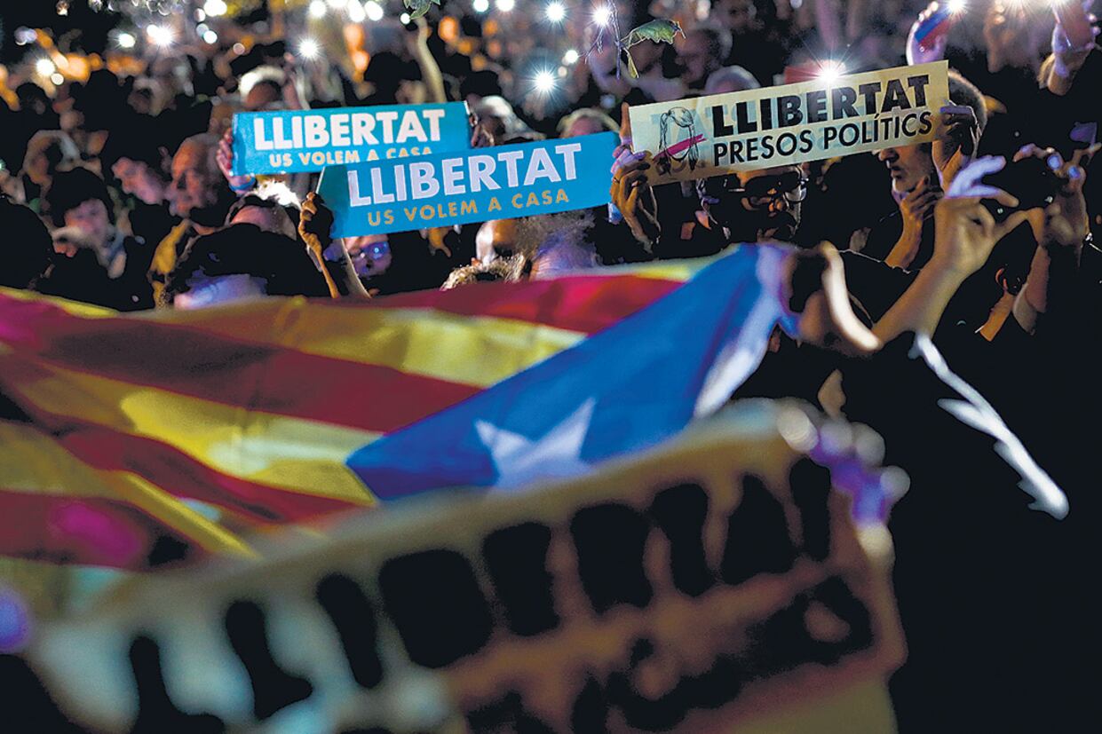 Manifestantes piden la liberación de los ocho depuestos funcionarios del gobierno catalán.