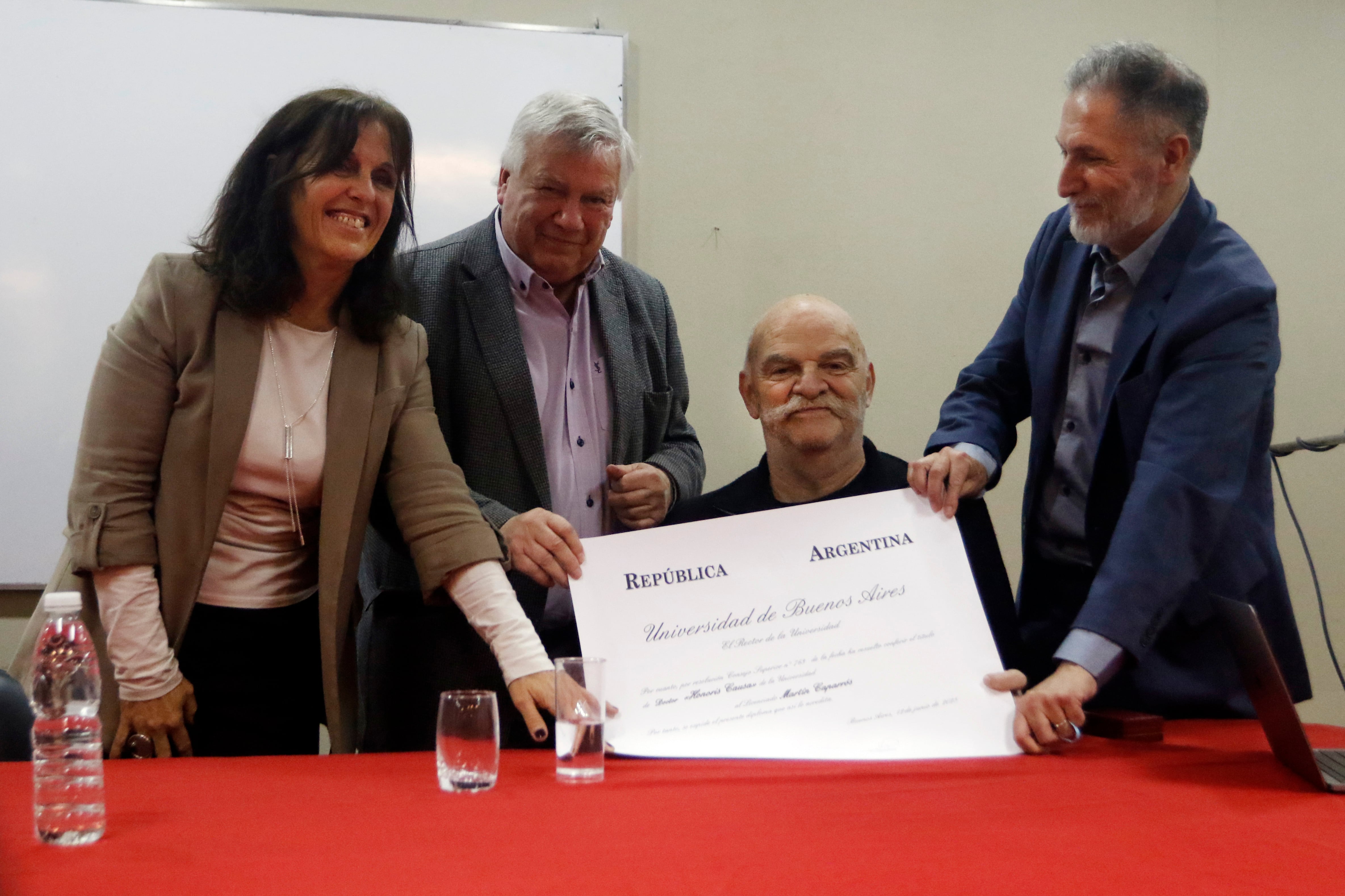 Después de esta distinción, Caparrós será homenajeado este jueves, a las 19, en el teatro Alvear.