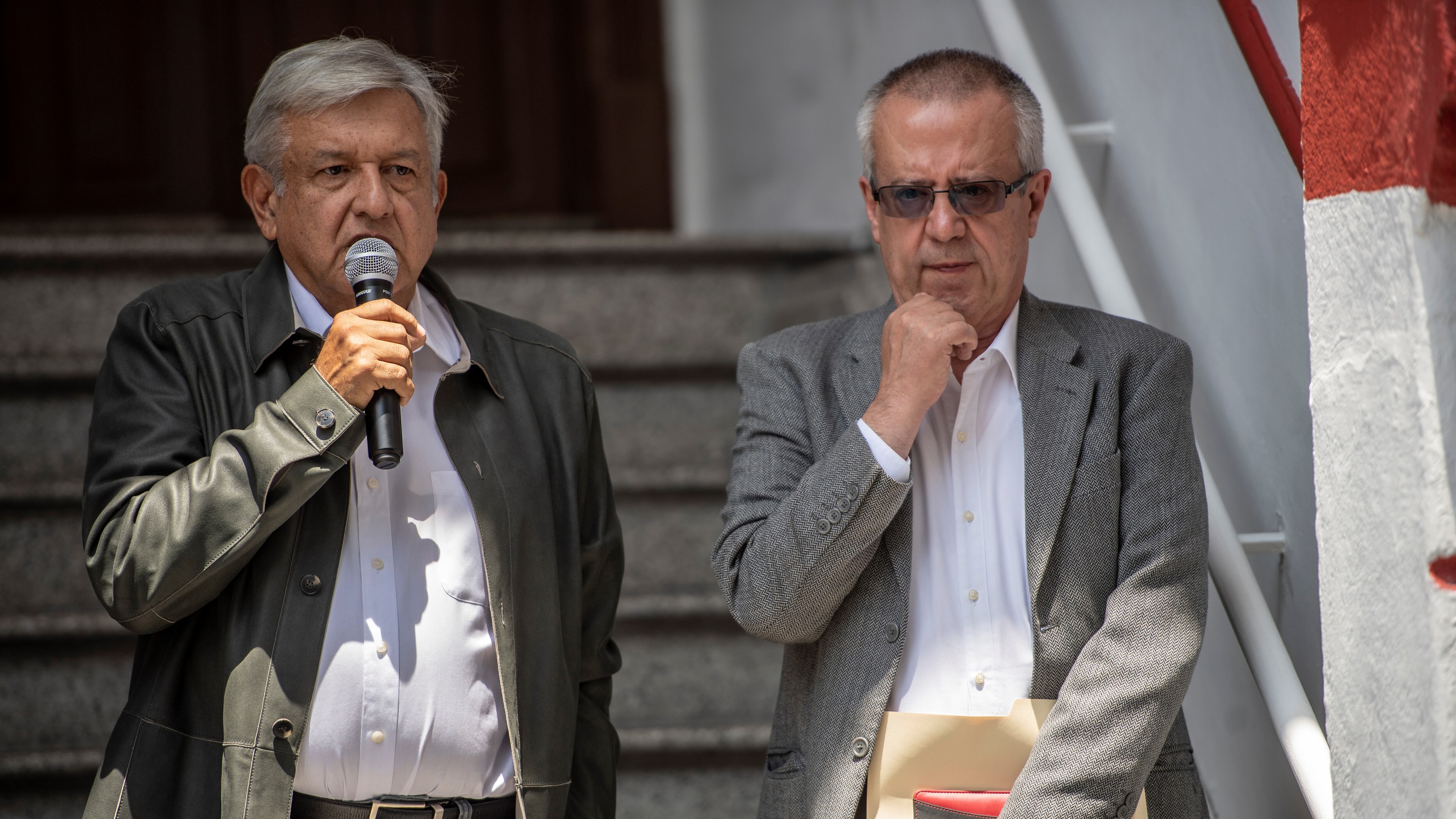 López Obrador habla junto a su entonces colaborador cercano Urzúa en julio del año pasado.