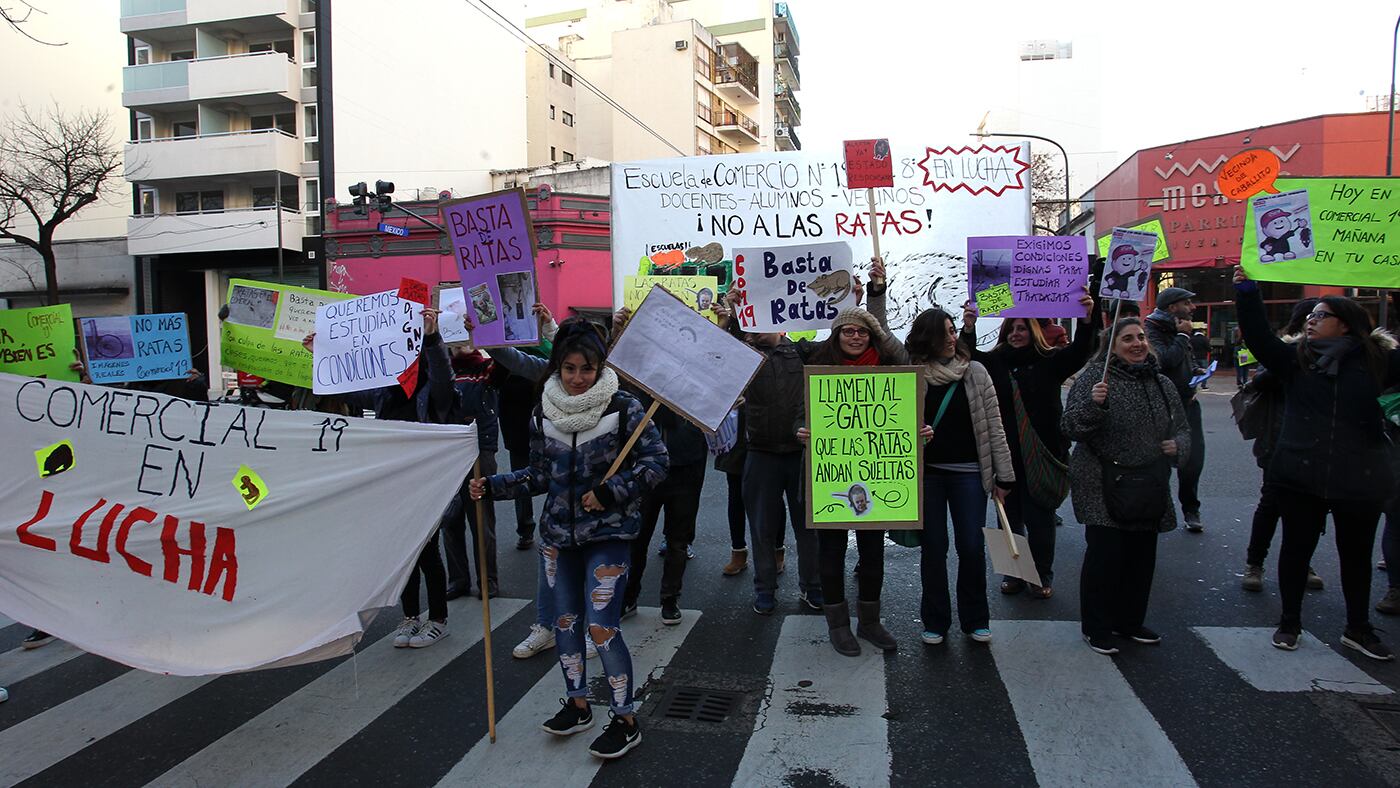La Escuela de Comercio 19 protestó en la calle por las ratas dentro del establecimiento.