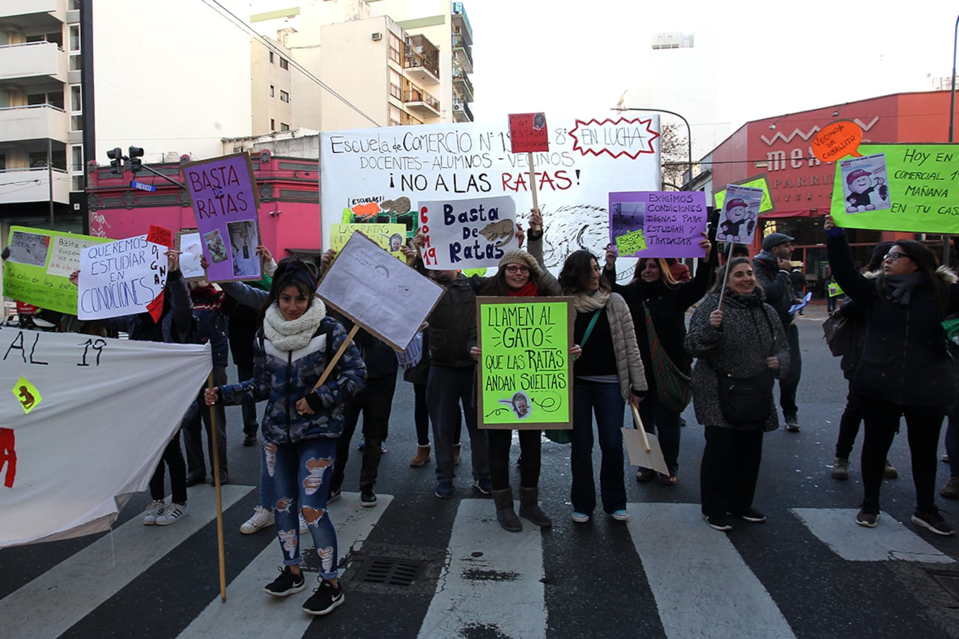 La Escuela de Comercio 19 protestó en la calle por las ratas dentro del establecimiento.