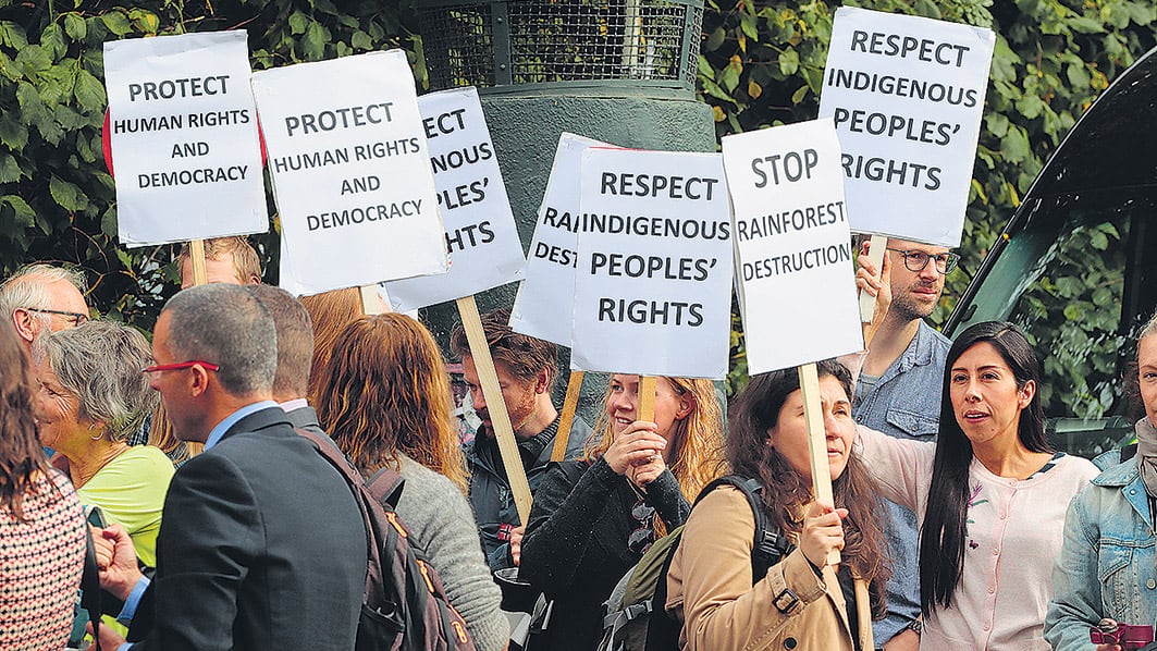 Manifestantes protestan durante el encuentro de Temer con la primera ministra noruega.