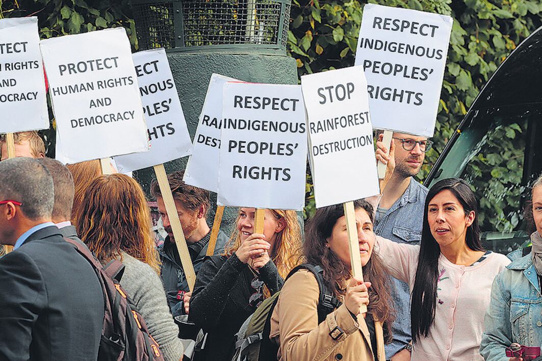 Manifestantes protestan durante el encuentro de Temer con la primera ministra noruega.