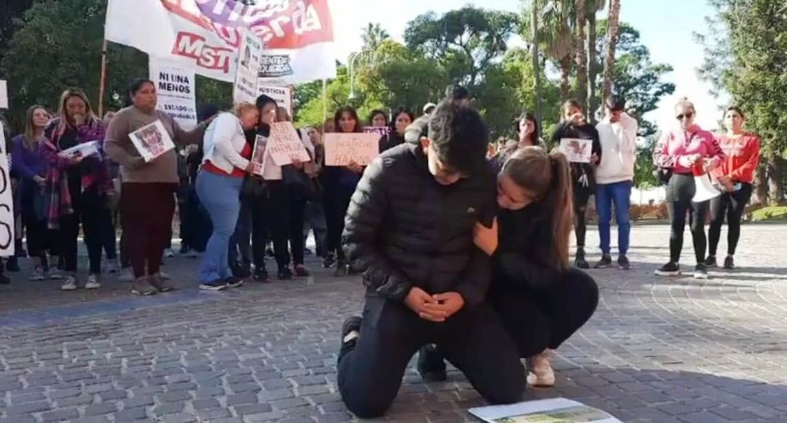 El Hijo menor de Karina, frente a la Catedral.